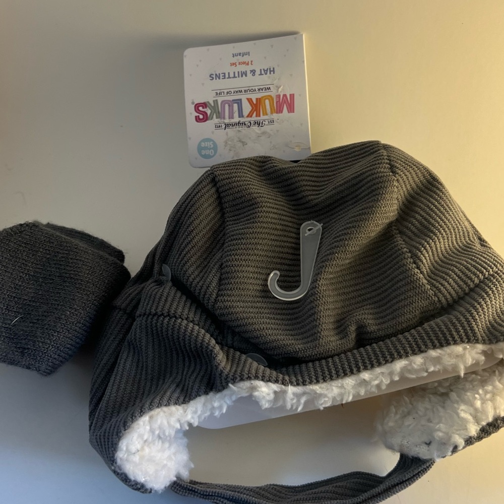 ⭐️🎄 Mukluks Infant Deep Grey Set: Toque/ Warm Hat w/ Mittens